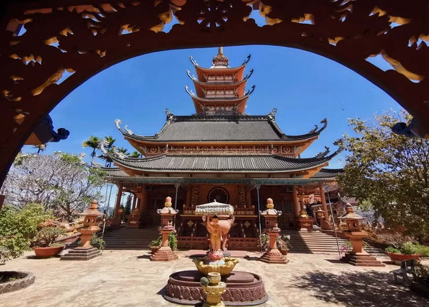宝明寺拥有特殊建筑风格，其中现代与古老之美交相辉映。图自越通社