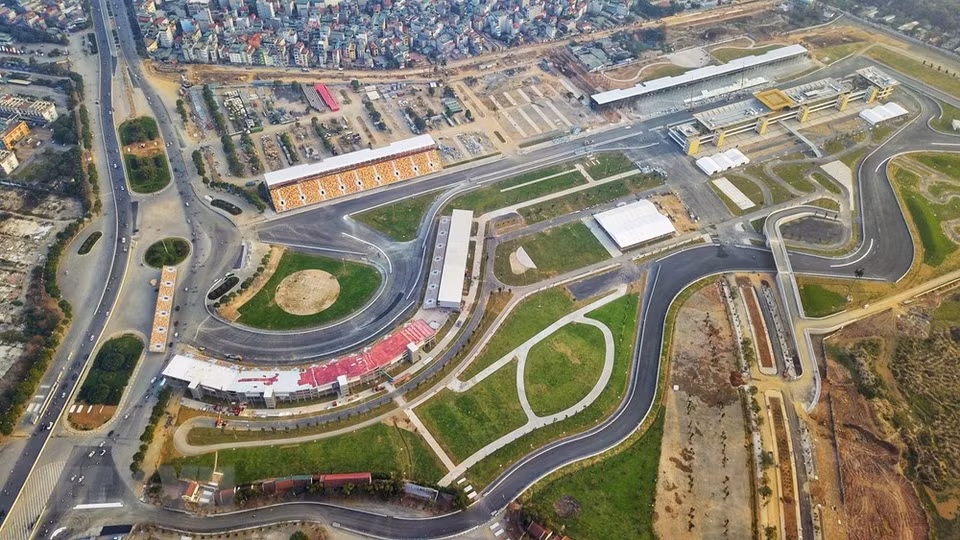 从高空俯瞰F1越南大奖赛的河内赛道。越通社记者 成达 摄