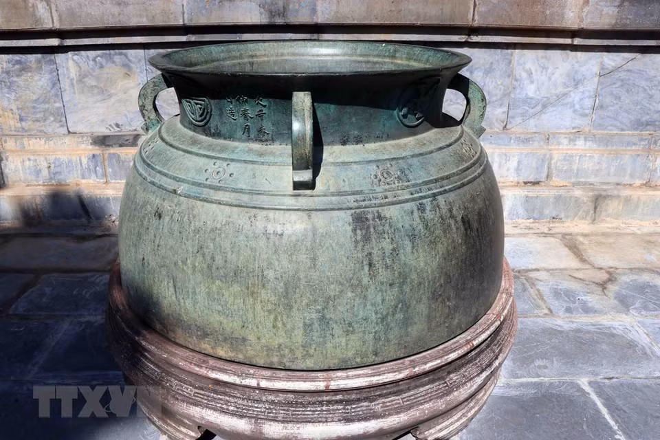 1631年阮主阮福源时期制作，具有大锅形状的铜鼎目前被保留在顺化宫廷古物博物馆。越通社记者 杜长 摄