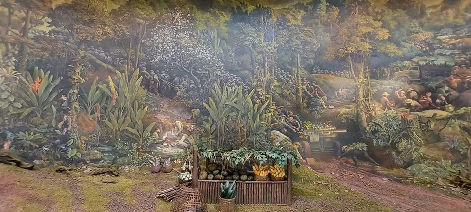 再现奠边府战役全景画适值庆祝奠边府大捷67周年之际正式亮相。这是世界上有关战争的最大绘画作品。这幅全景画不仅拥有历史价值、传递出越南人民对和平的渴望、团结且坚强不屈的精神等的信息，而且也成为奠边历史遗迹区的新亮点。图自Vietnam+
