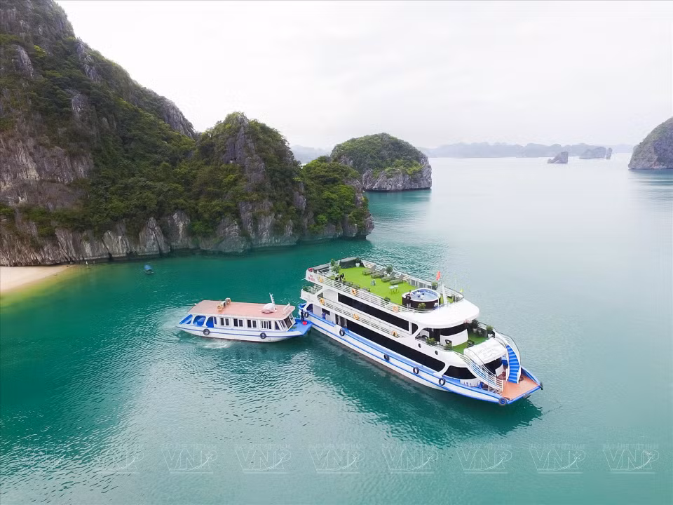 在游轮停泊在海湾之后，游客可以尽情游泳、划船、品尝美食或者探索小岛。图自越通社/越南画报