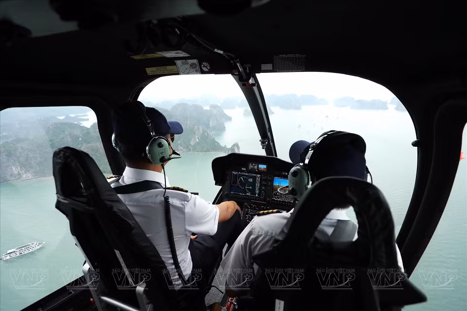 游客也可以报名参加北部直升机公司的空中观光团并乘坐Bell 505直升机俯瞰兰夏湾全景。图自越通社/越南画报