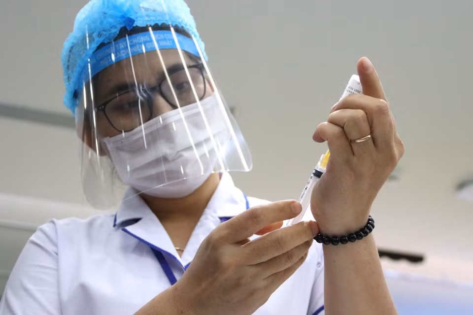 胡志明市、首德市医务人员在接种之前已提前做好一切准备工作。图自越通社