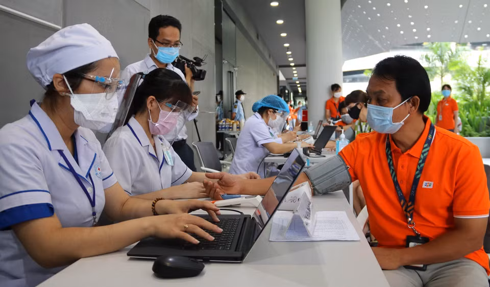 胡志明市、首德市医务人员给FPT软件公司的员工进行筛查。图自越通社