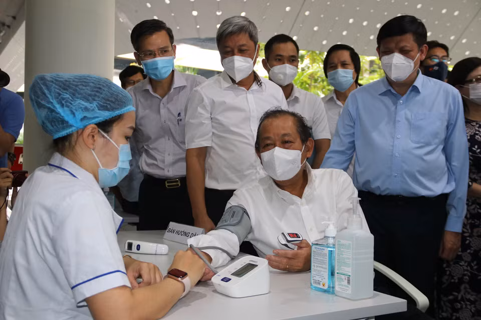 越南政府常务副总理张和平参加胡志明市新冠疫苗接种计划启动仪式。图自越通社