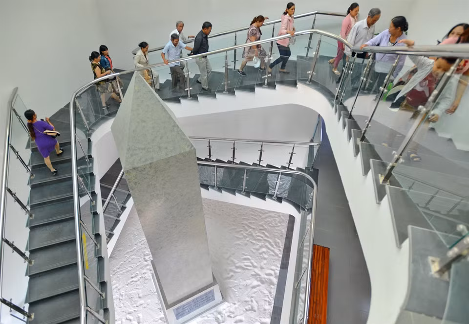 在黄沙陈列馆中心区竖立的黄沙主权石碑。越通社记者 清和 摄
