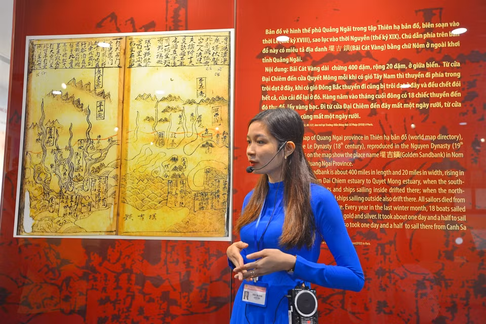 8世纪李朝编纂的“天下版图”图例用喃字注解：广义省海域的“𡌣吉鍠”（意为：金沙滩）,长达400里，宽20里。位于大占（Đại Chiêm）口到决蒙口（Quyết Mông）中间。每逢西南风季节，许多商船被沉没，随波漂流到了岛周围。越通社记者 清和 摄