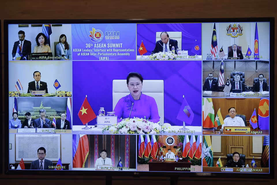 越南政府总理阮春福和国会主席阮氏金银出席会议。图自越通社
