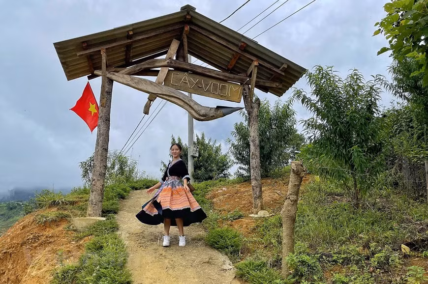 莱州省封土县辛溪湖乡溪湖村的蒙族人不喝酒、不吸烟、不赌博，村里的道路干净整洁。距离莱州市约30公里的辛溪湖社区旅游村海拔达到1500米。这里风景秀丽，气候一年四季凉爽舒适。为了营造一个独特、美丽的空间，每一户家庭都设计自制了一个独一无二的大门。犁型大门。图自Vietnam+
