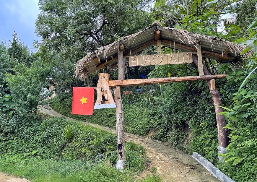 莱州省封土县辛溪湖乡溪湖村的蒙族人不喝酒、不吸烟、不赌博，村里的道路干净整洁。距离莱州市约30公里的辛溪湖社区旅游村海拔达到1500米。这里风景秀丽，气候一年四季凉爽舒适。为了营造一个独特、美丽的空间，每一户家庭都设计自制了一个独一无二的大门。斧头型大门。图自Vietnam+