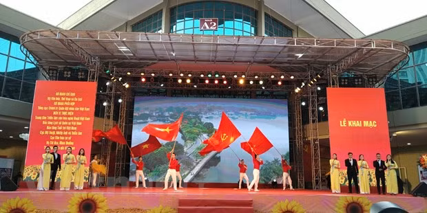 “我党真伟大”展览会旨在突出越南共产党在民族解放斗争、国家革新和建设过程中的领导作用以及越南人民在越南社会主义祖国建设和保卫事业中所取得的成就，同时也是加强对全国各阶层人民、尤其是越南青年一代进行有关爱国传统以及对党、胡伯伯的信心和自豪感的宣传工作。组委会在展览会开幕前进行的文艺表演。图自Vietnam+