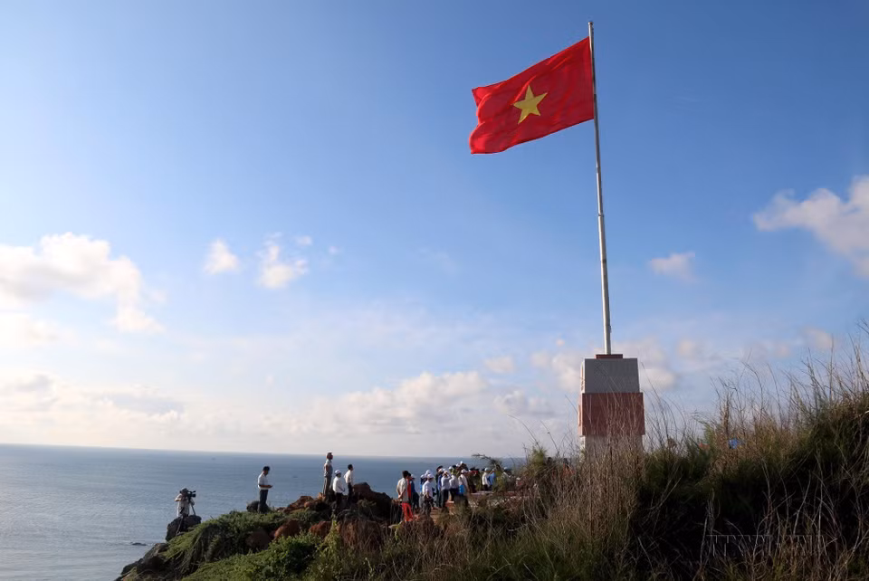 平顺省富贵岛上的越南旗台。 图自越通社