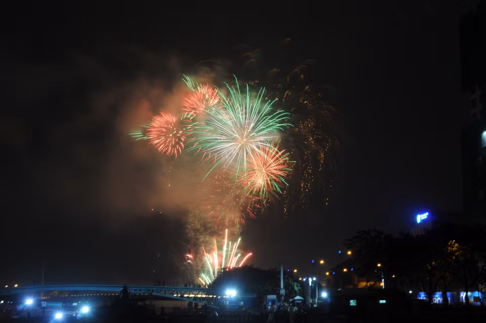 胡志明市于2018年2月16日0时至0时15分在西贡河隧道地区、莲花池（Đầm Sen）文化公园、古枝地道、芹椰生物圈保护区、郎乐-鹤溏（Láng Le – Bàu Cò）历史遗迹区以及龙丁字路口（Ngã Ba Giồng）烈士纪念区等地举行烟花燃放活动。越通社记者 孟玲 摄