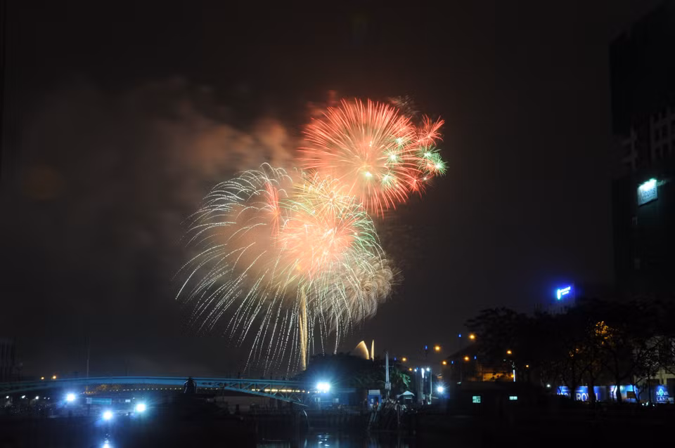 胡志明市于2018年2月16日0时至0时15分在西贡河隧道地区、莲花池（Đầm Sen）文化公园、古枝地道、芹椰生物圈保护区、郎乐-鹤溏（Láng Le – Bàu Cò）历史遗迹区以及龙丁字路口（Ngã Ba Giồng）烈士纪念区等地举行烟花燃放活动。越通社记者 孟玲 摄
