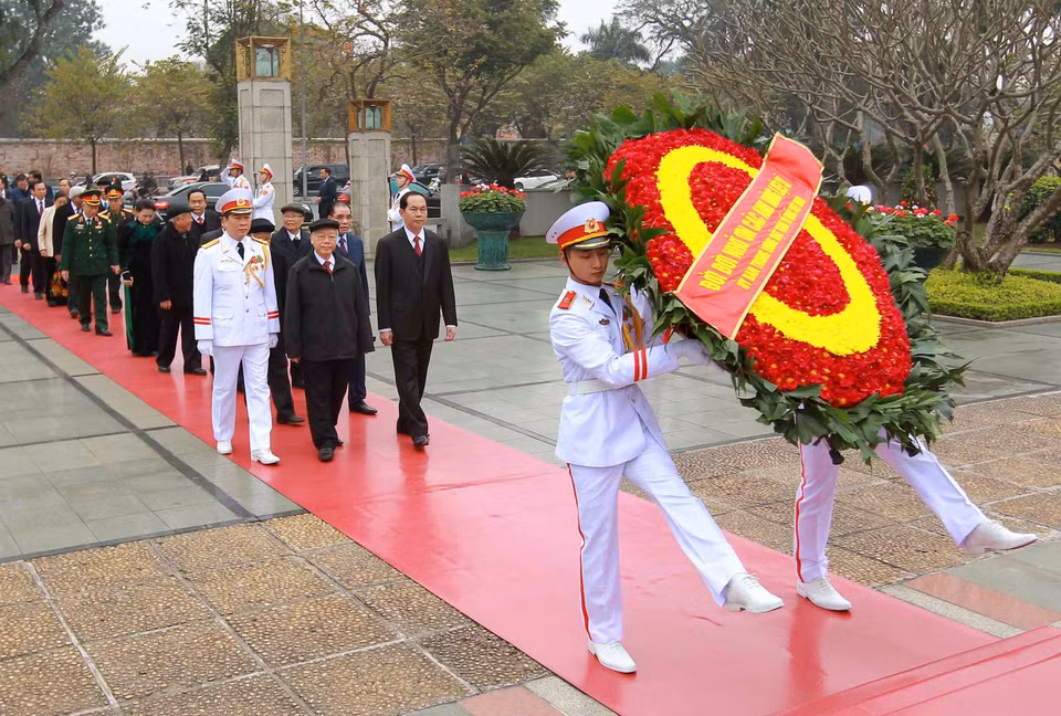 2月13日上午，越共中央执行委员会、国家主席、国会、政府、越南祖国阵线中央委员会代表团在河内北山路英烈纪念碑敬献花圈。越通社记者 安登 摄