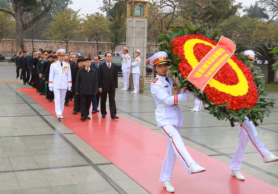 2月13日上午，越共中央执行委员会、国家主席、国会、政府、越南祖国阵线中央委员会代表团在河内北山路英烈纪念碑敬献花圈。越通社记者 安登 摄