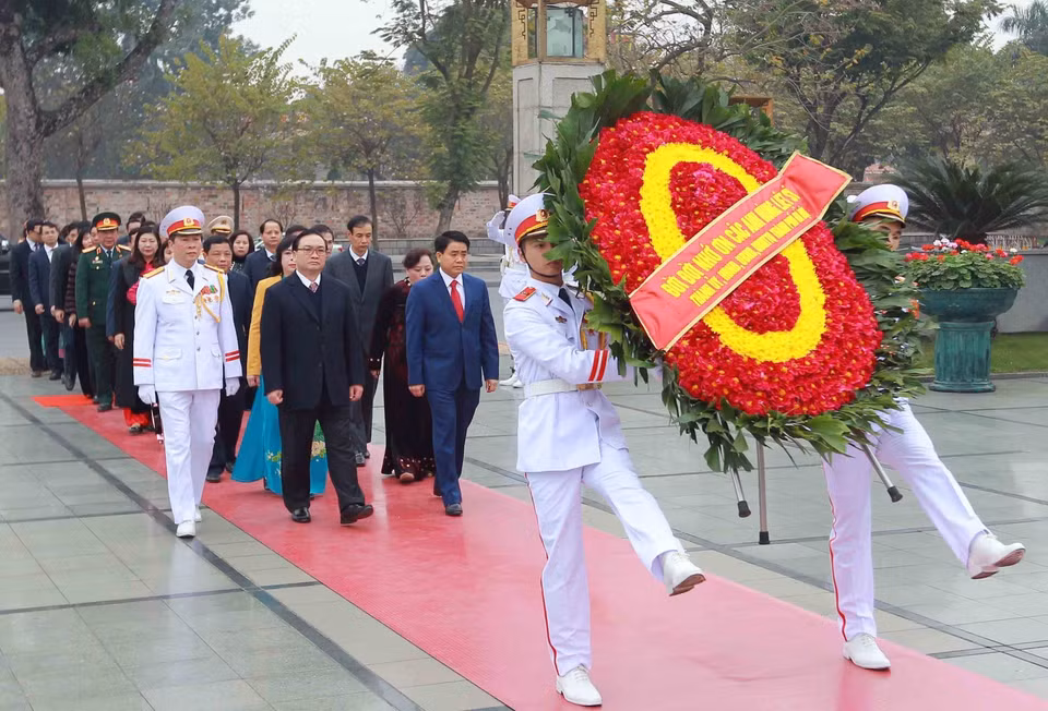 2月13日上午，河内市政府领导代表团向英烈纪念碑敬献花圈。越通社记者 安登 摄。 