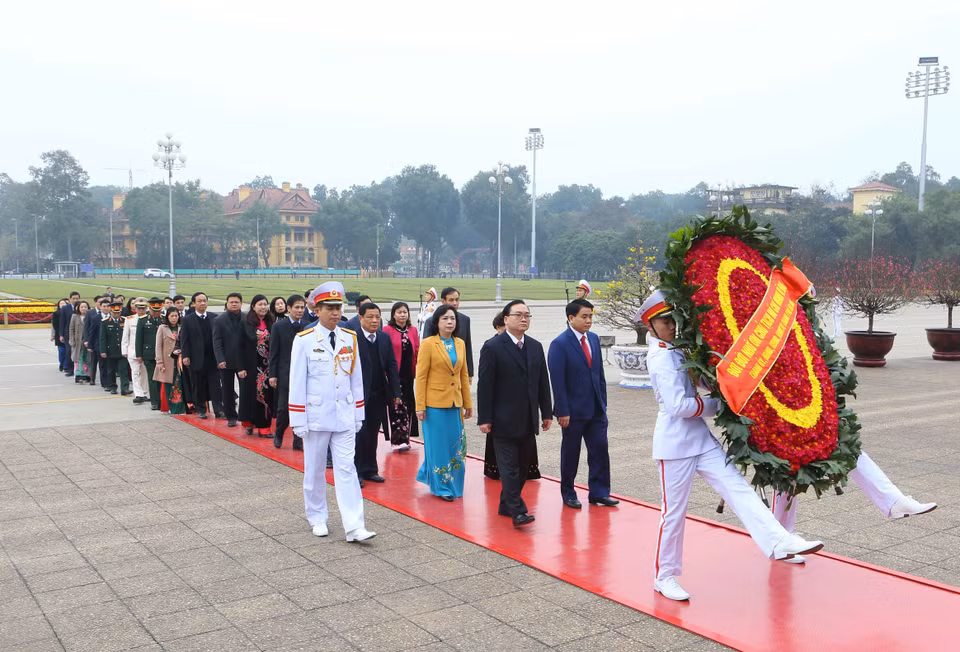 2月13日上午，河内市政府领导代表团向英烈纪念碑敬献花圈。越通社记者 安登 摄。​ 