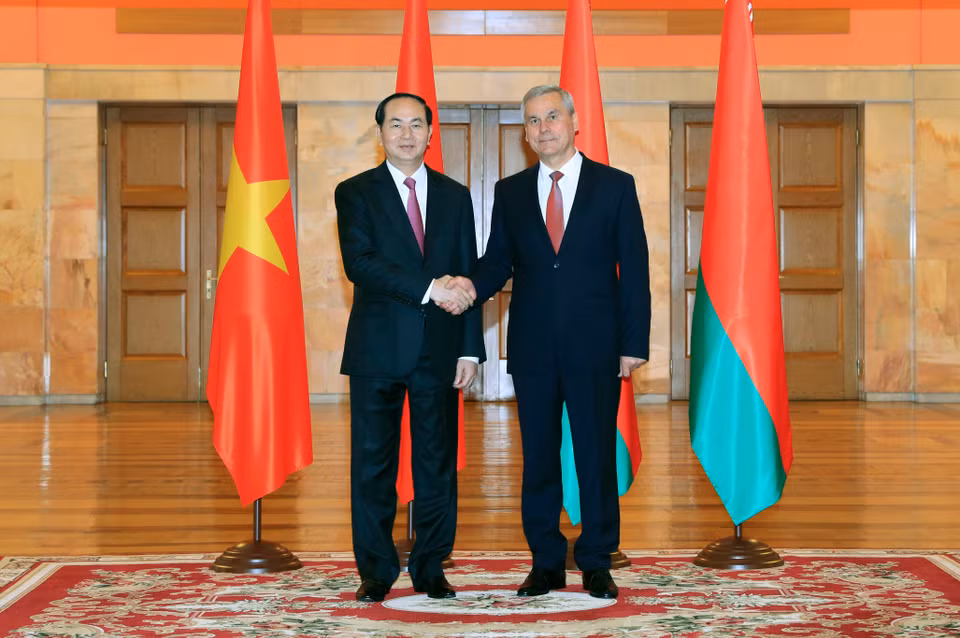 越南国家主席陈大光（左）会见白俄罗斯国民会议代表院主席弗拉基米尔·安德烈琴科（右）。（图片来源：越通社）