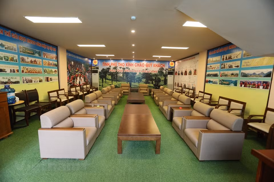 越池运动场的贵宾室。按计划，第31届东运会男子足球比赛将于 5 月 6 日至 21 日展开角逐。越池运动场会进行东南亚运动会男子足球A 组各场比赛和半决赛。A组包括越南、印尼、缅甸、菲律宾和东帝汶等5支球队。越南U23男足队将在越池运动场开始卫冕战役。图自Vietnam+