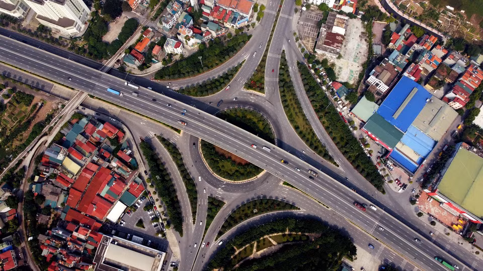 龙边 - 5号国道交通路口包括设有6条车道，总长800多米的立交桥。图自越通社