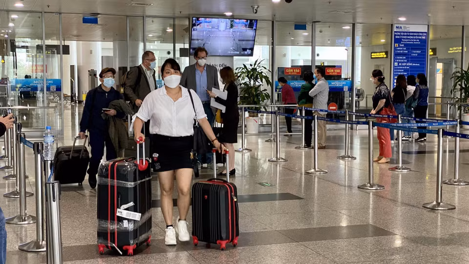 越南全面恢复国际旅游的第一天赴河内观光游览的国际游客。图自 越通社