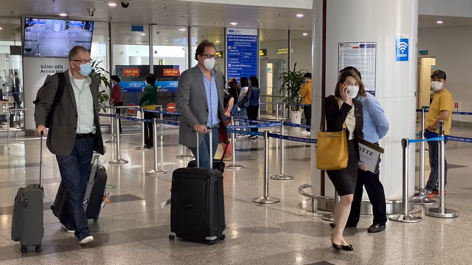 越南全面恢复国际旅游的第一天赴河内观光游览的国际游客。图自 越通社