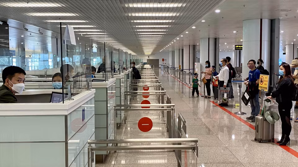 乘客在河内内排国际机场办理入境手续。图自 越通社