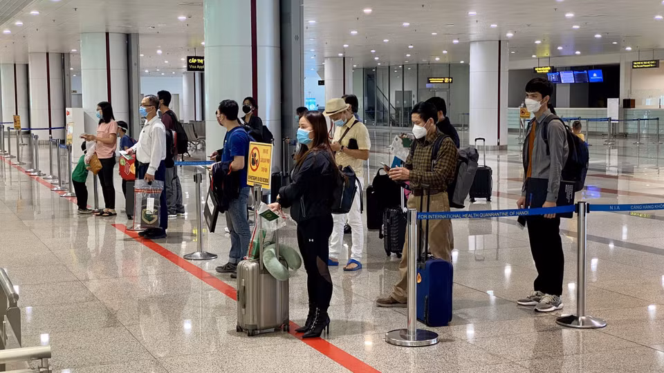 乘客在内排国际机场办理入境手续。图自 越通社