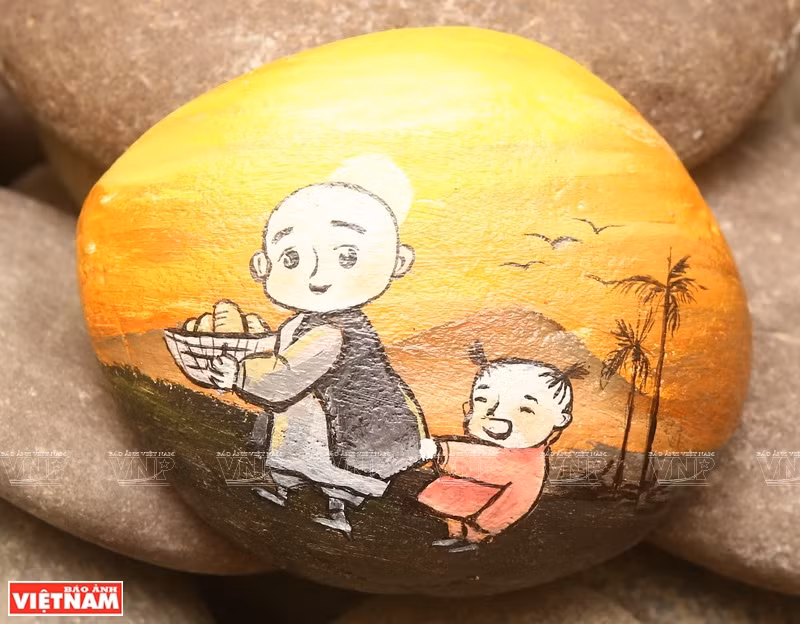 阮忠坚的石头画。图自 越通社