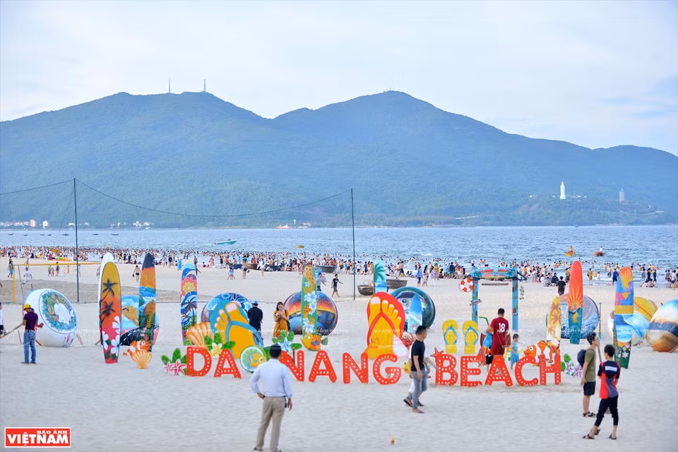 蓝天白云纯净的白沙滩、清澈的蓝海水就是岘港市沙滩的独特之美。越通社记者 青和 摄