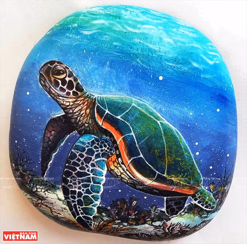 阮忠坚的石头画。图自 越通社