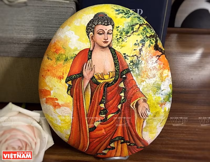 阮忠坚的石头画。图自 越通社