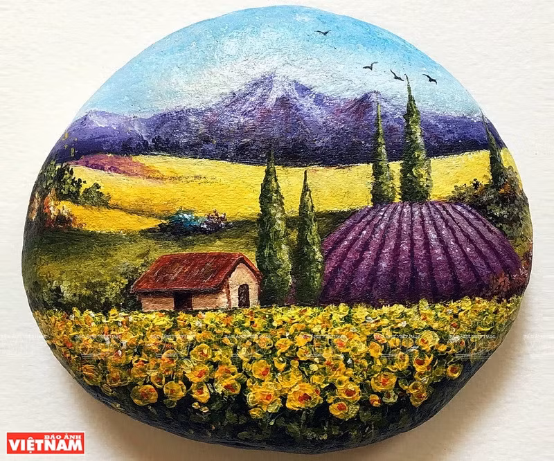 阮忠坚的石头画。图自 越通社