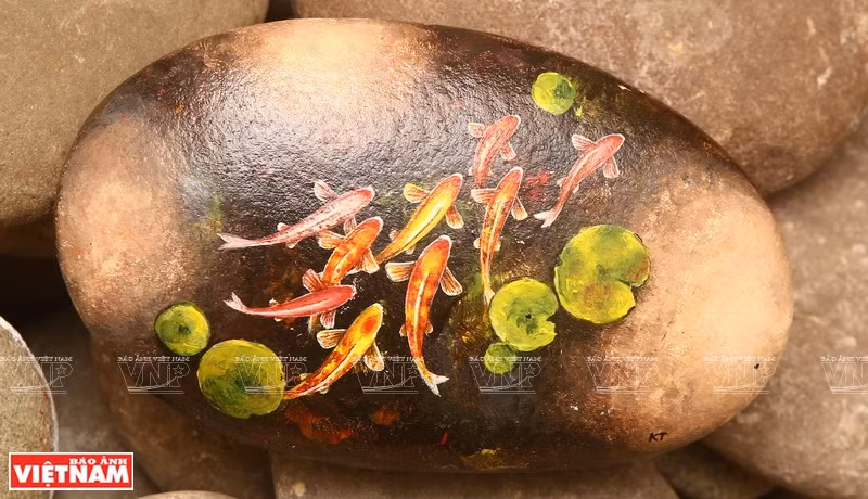 阮忠坚的石头画。图自 越通社