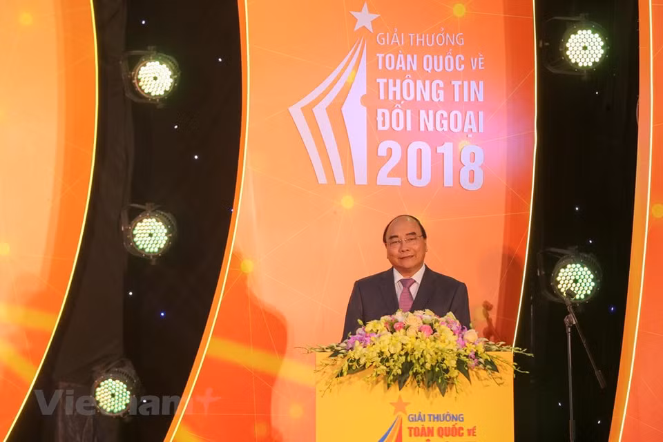 越南政府总理阮春福出席颁奖仪式并发表讲话。越通社记者 明山 摄