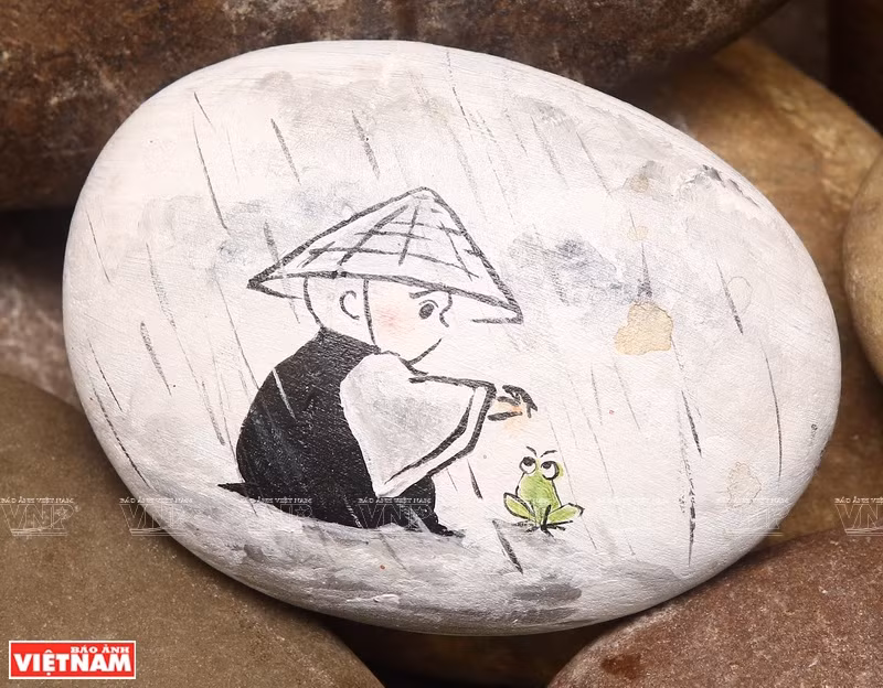 阮忠坚的石头画。图自 越通社