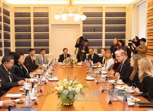 乌尔班·阿林与阮氏金银举行会谈。