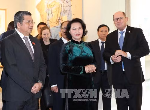 乌尔班·阿林邀请阮氏金银参观瑞典国会大厦。