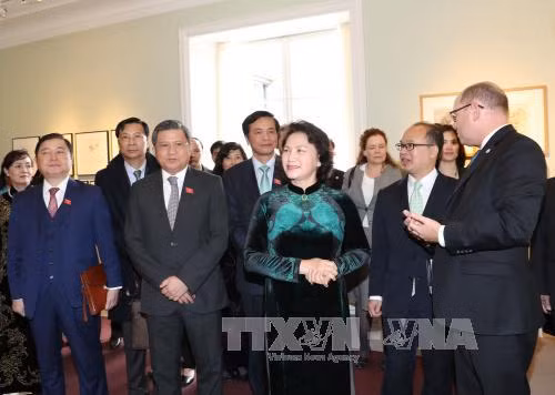 乌尔班·阿林邀请阮氏金银参观瑞典国会大厦。
