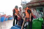 职能力量引导宁平省海盛乡渔民做好台风防范应对工作。图自越通社