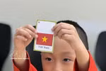一名越南裔加拿大儿童在加拿大多伦多传统越南语课堂上。图自越通社