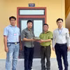 环老乡人民委员会和南巴屯乡人民委员会各移交1只缅甸陆龟。图自越通社