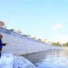 海上胡志明小道传统协会的老战士们向海防市涂山坊的青年团员讲述海上胡志明小道的传奇故事。图自越通社