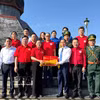 龙鼓边防哨所与当地党委和政府隆重举行升旗仪式。图自越通社