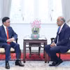 越共中央政治局委员、中央书记处常务书记陈锦秀会见新加坡国务资政尚穆根。图自越通社