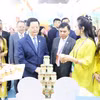 越南政府副总理梅文政参观越南企业的展位。图自越通社