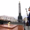 阮仲义大将率越南人民军高级政治干部代表团前往胜利纪念碑敬献花圈。图自越通社