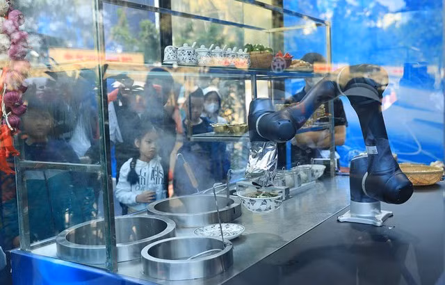 观众可清晰目睹机器人从河粉入锅到摆盘上桌的精确操作。图自互联网