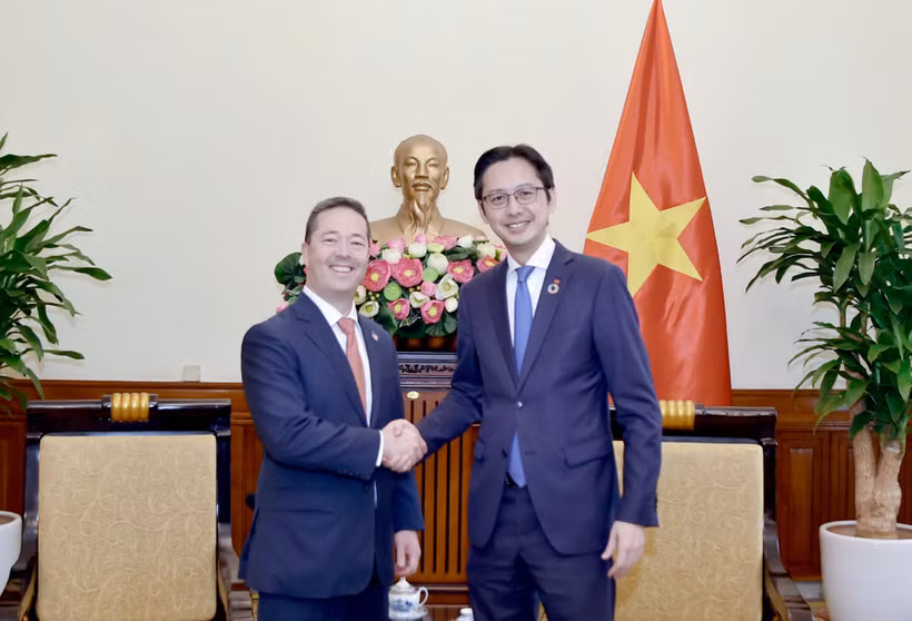 越南外交部副部长杜雄越在越南外交部总部会见了正在访问越南的美国国务院东亚和太平洋事务高级官员肖恩·小野·科塔罗。